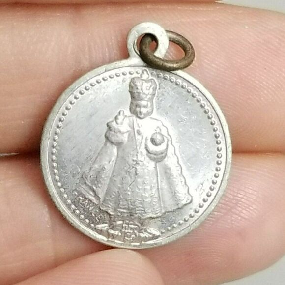 Vintage Miraculous Infant Jesus of Prague Pendant Charm Medallion, Silver Tone - Picture 1 of 7